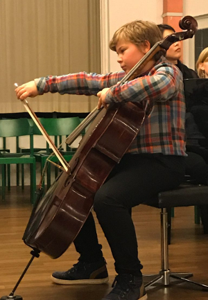 Cellist spielt bei "Klangspürchen trifft den Weihnachtsmann".
