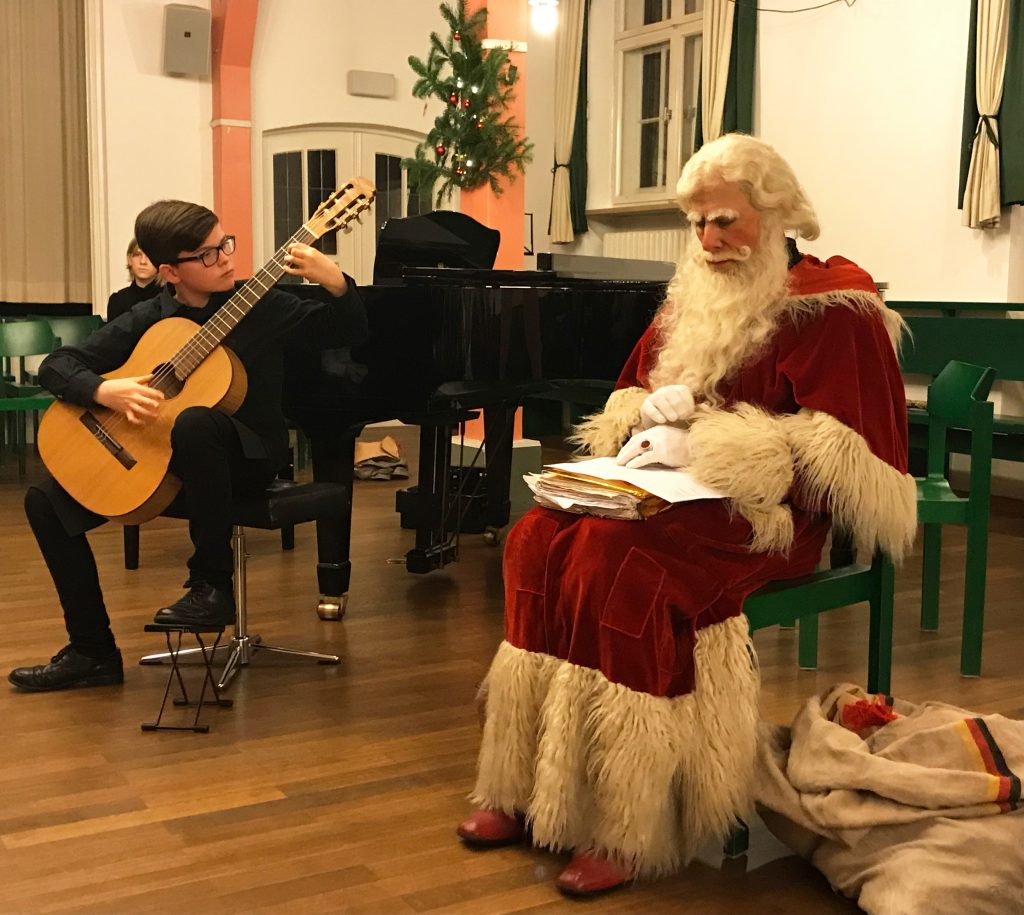 Der "Nikolaus" Peter Kampschulte lauscht den Darbietungen junger hochfränkischer Musiker zu den "Klangspürchen".
