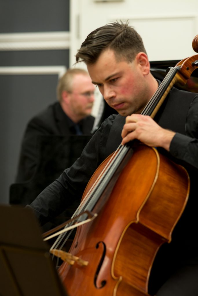  Mit Markus Jung (Cello) widmet sich Dr. Wolfram Graf (Klavier) in Rehau zeitgenössischer Musik aus eigener Feder.